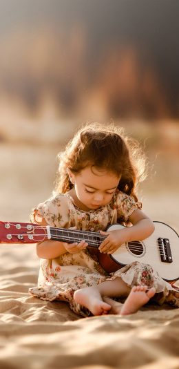 弹吉他的小女孩（2560x1440）