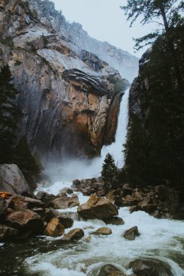 风景壁纸高山上的小瀑布