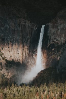 远山和瀑布风景手机壁纸