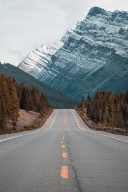 雪山和公路风景手机壁纸