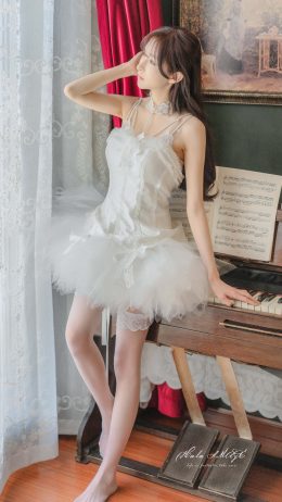 美女白色裙子 钢琴 4k手机美女壁纸竖屏2160×3840