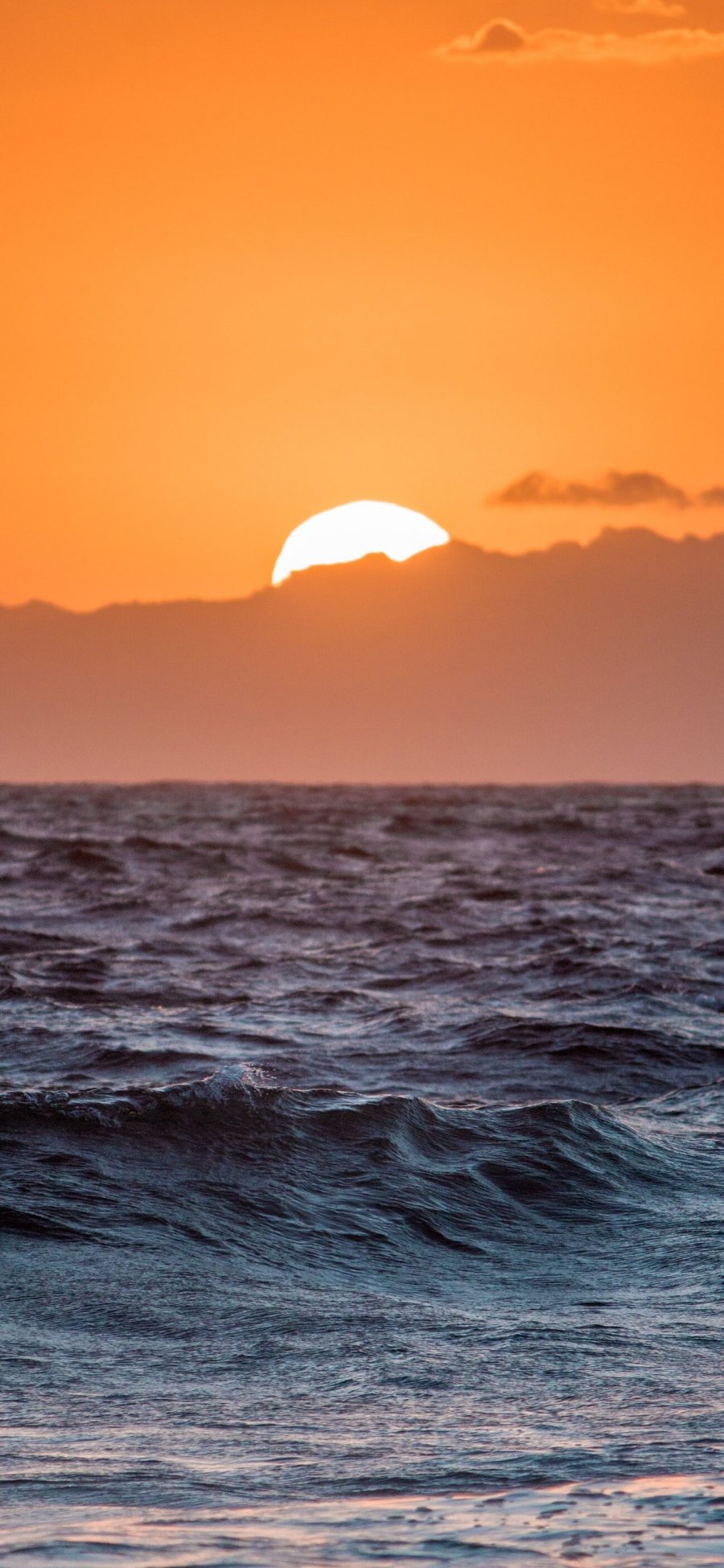 夕阳下的红太阳和海面