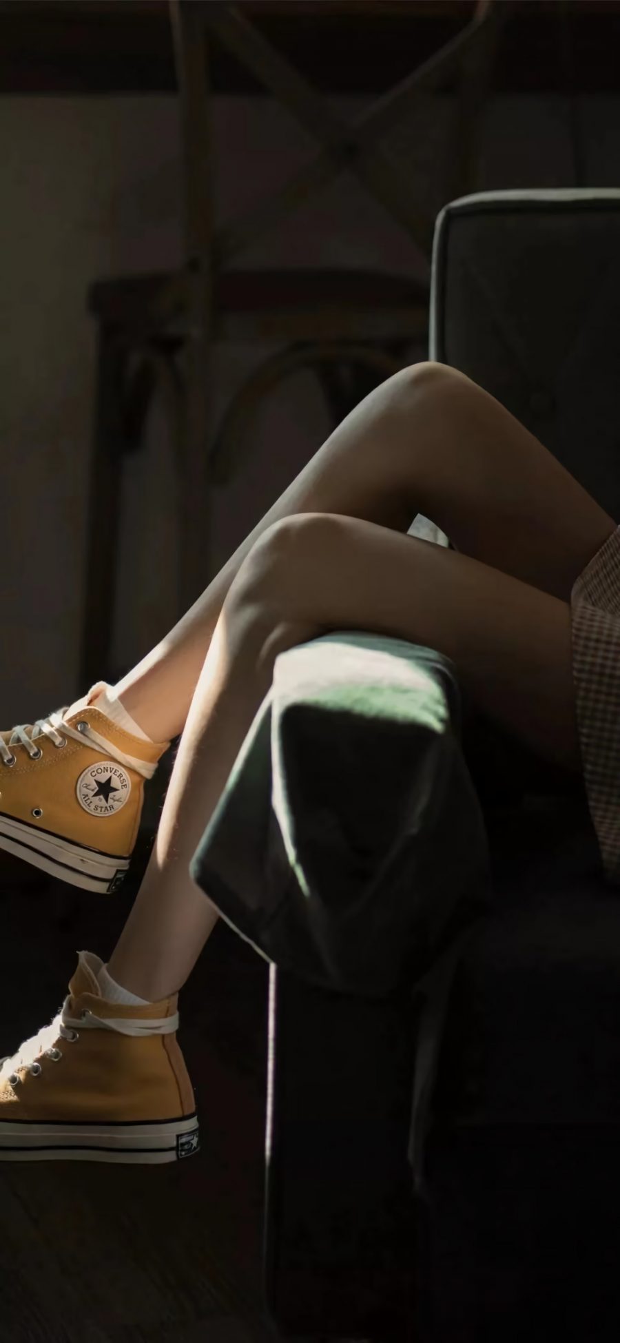 房间 沙发 女孩 美腿 布鞋 4k手机壁纸-旺仔资源网