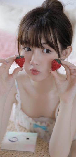 奶甜奶甜的草莓少女可爱迷人吊带碎花裙穿着私房写真图片集(4/18)