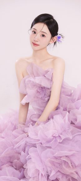 紫色裙子美女养眼手机壁纸