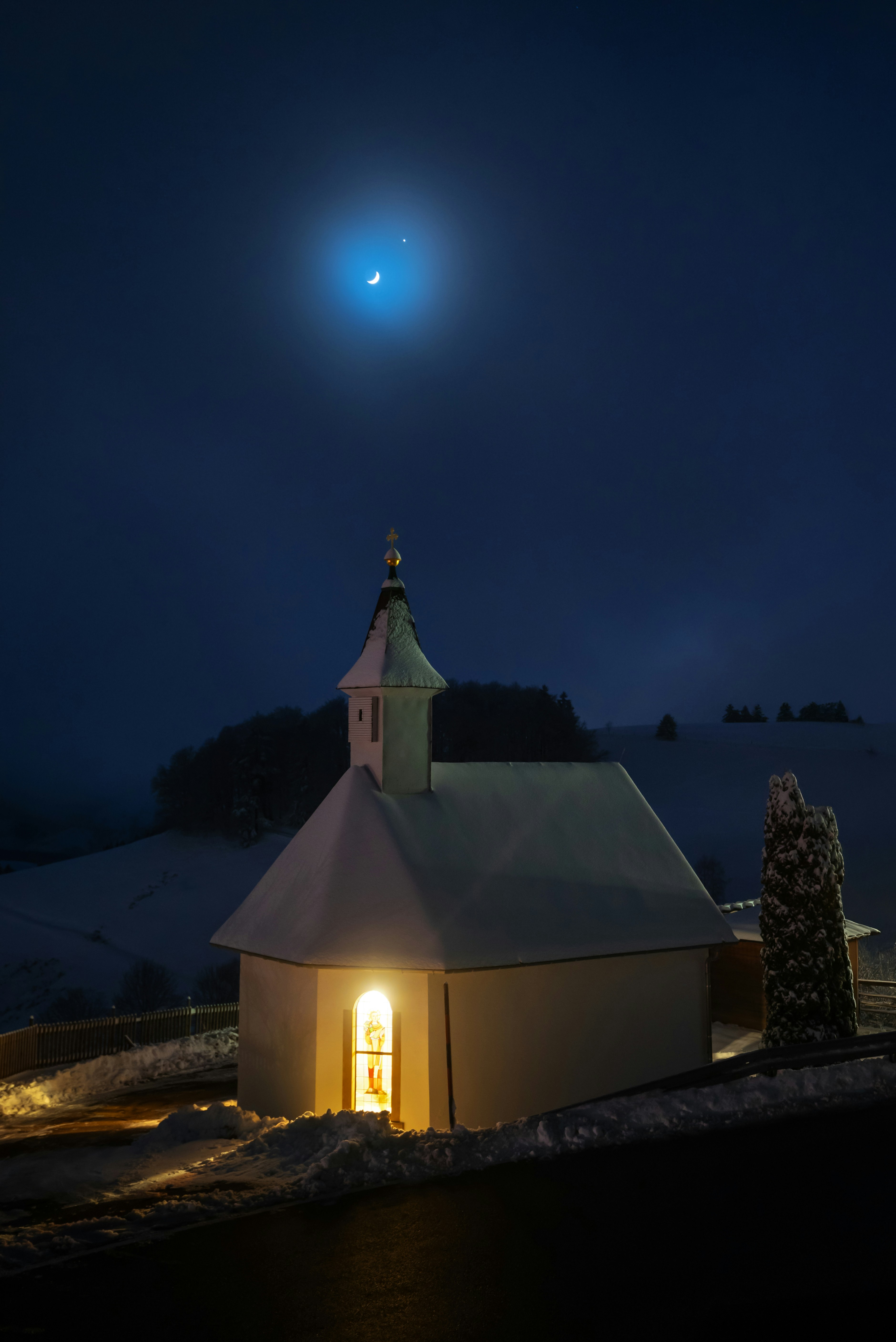 夜晚 雪地 房子 手机壁纸