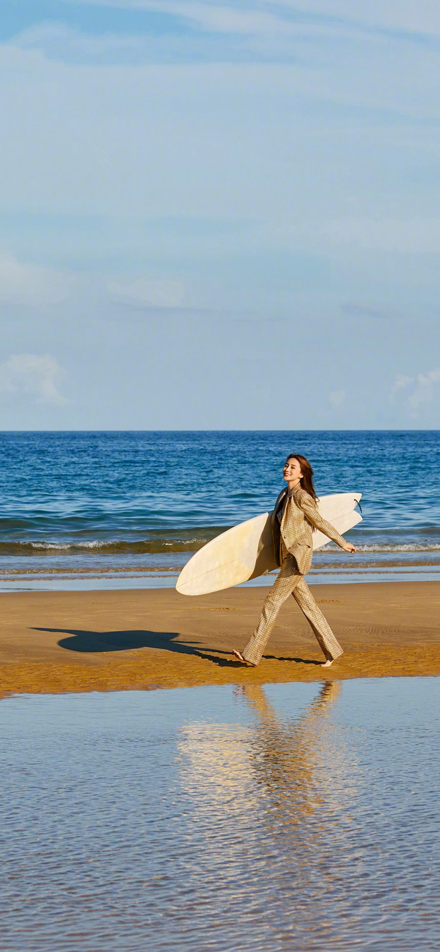 [2436×1125]Angelababy 杨颖  模特 演员 明星 冲浪板 大海 苹果手机美女壁纸图片