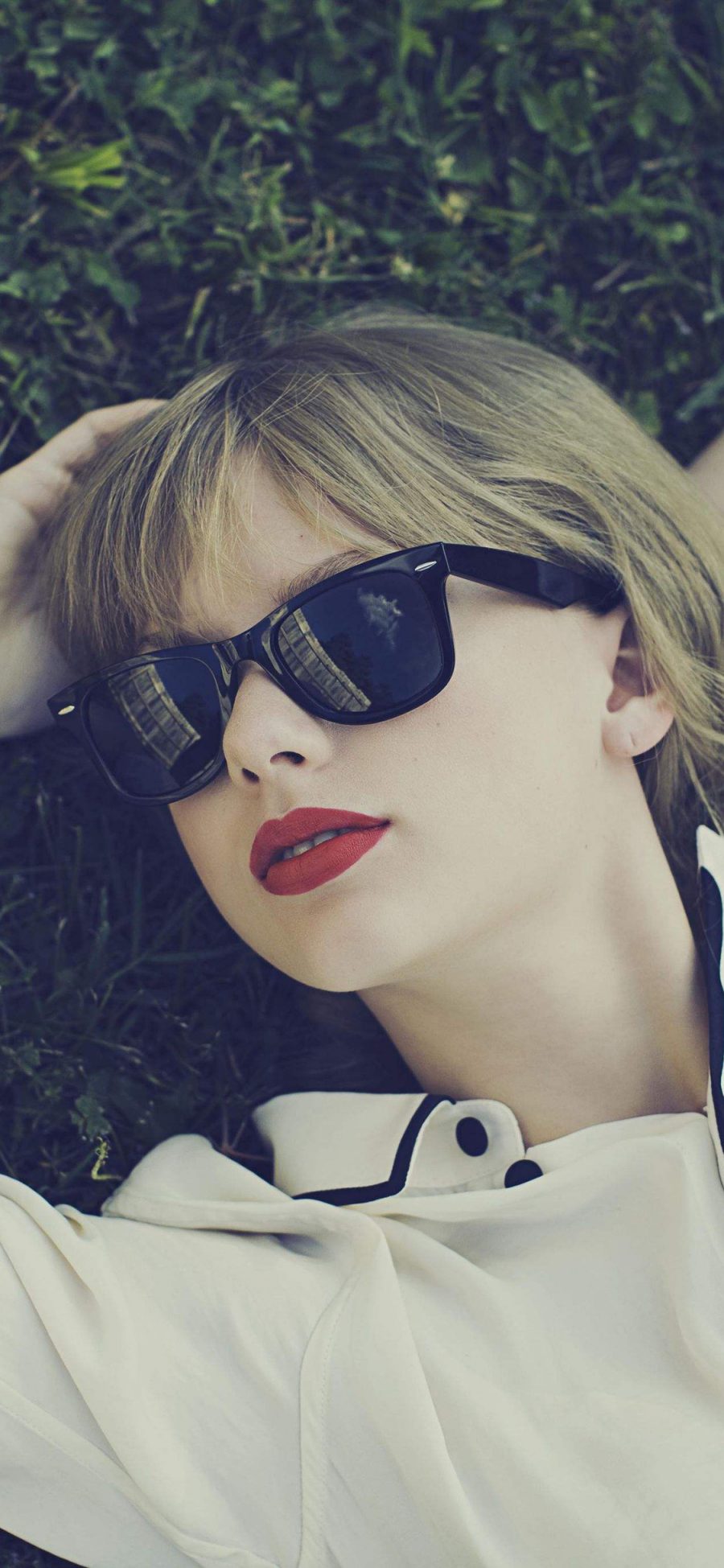[2436×1125]Taylor Swift 歌手 音乐人 明星 艺人 草坪欧美 苹果手机美女壁纸图片
