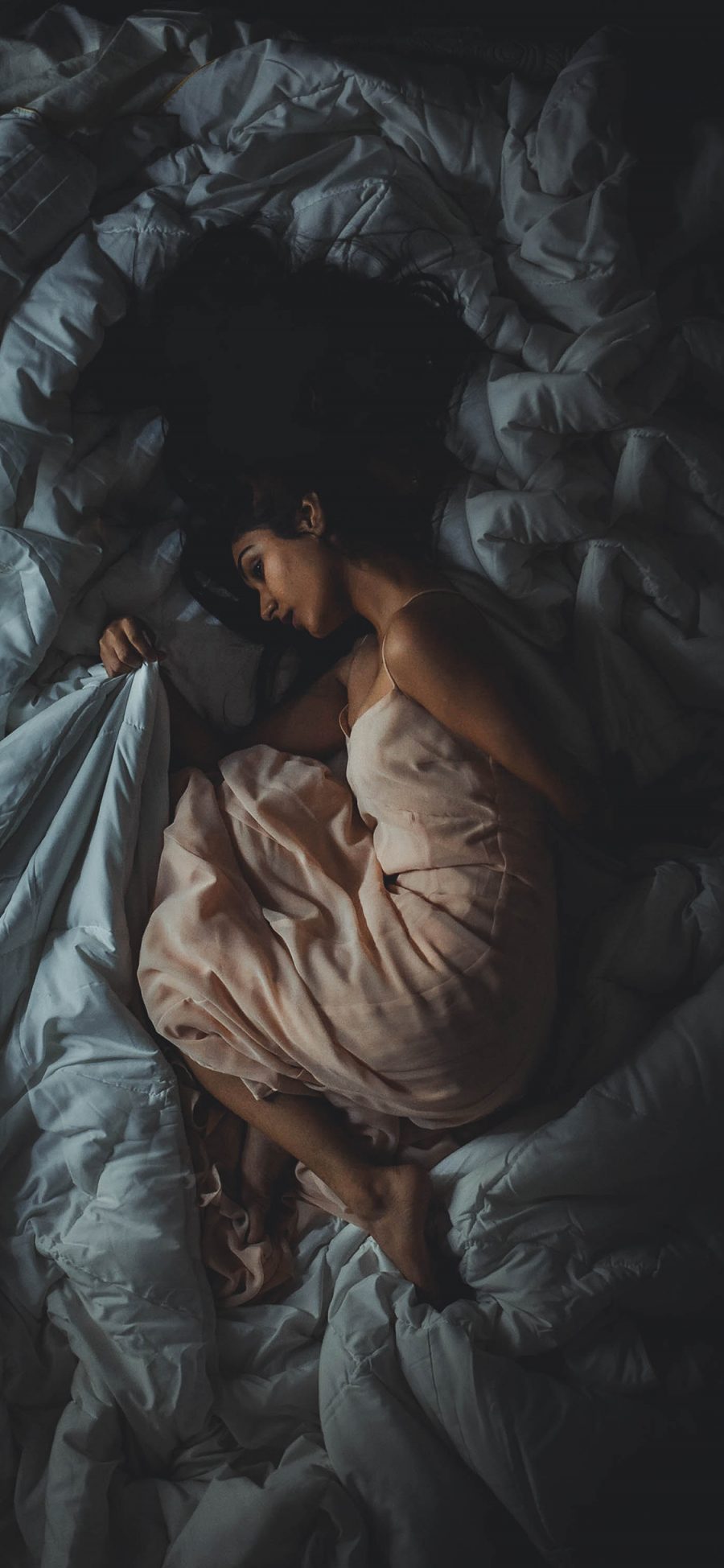 [2436×1125]女子 睡眠 蜷缩 睡衣 苹果手机美女壁纸图片