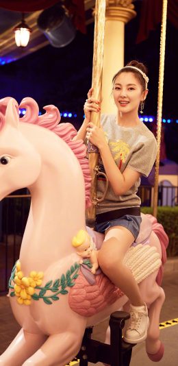[2436x1125]张雨绮 演员 明星 艺人 旋转木马 游乐场 苹果手机美女壁纸图片