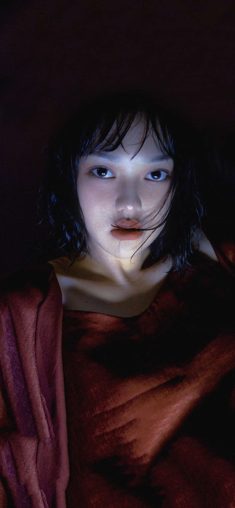 [2436×1125]日系写真 少女 湿发 妆容 苹果手机美女壁纸图片