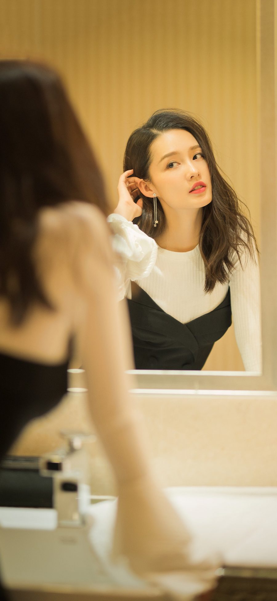 [2436×1125]李沁 演员 明星 艺人 时尚 镜子 苹果手机美女壁纸图片