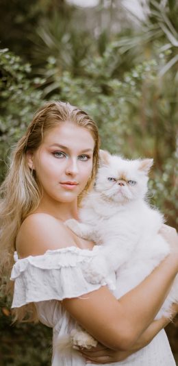 [2436x1125]欧美 美女 宠物 猫咪 白色 苹果手机美女壁纸图片