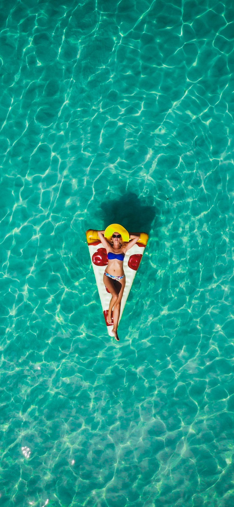 [2436×1125]欧美美女 大海 披萨泳圈 比基尼 苹果手机美女壁纸图片