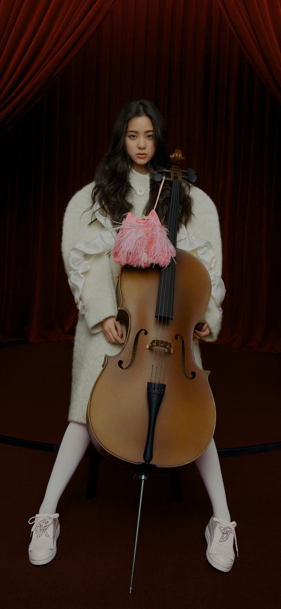 [2436×1125]欧阳娜娜 演奏家 明星 大提琴 写真 苹果手机美女壁纸图片