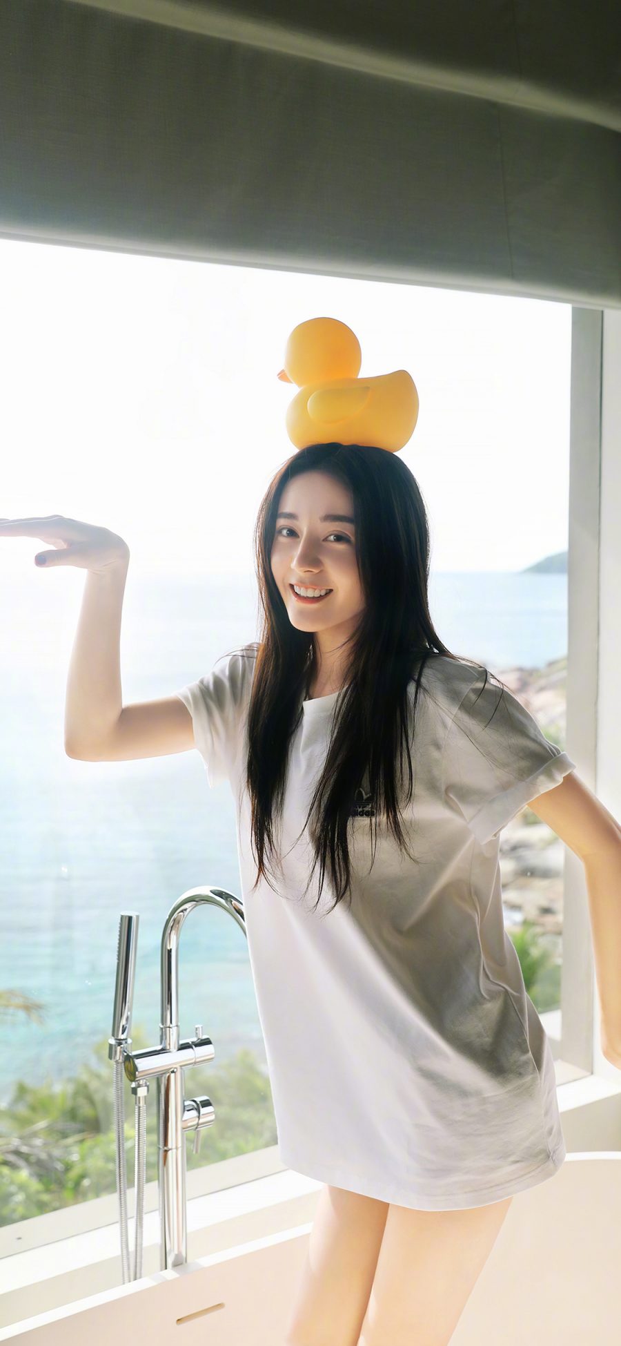 [2436×1125]迪丽热巴 演员 明星 艺人 小黄鸭 胖迪 浴缸 苹果手机美女壁纸图片