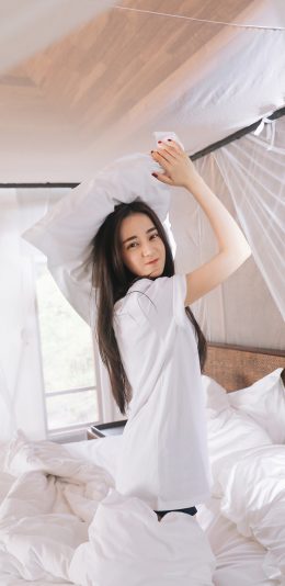 [2436x1125]迪丽热巴 演员 明星 艺人 床 白色 枕头 苹果手机美女壁纸图片
