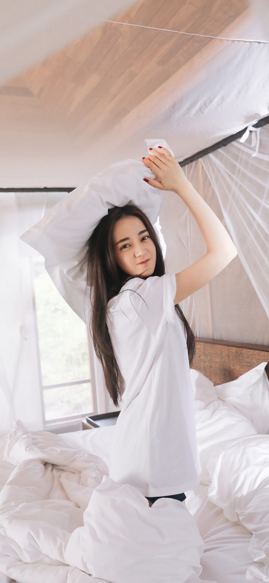 [2436×1125]迪丽热巴 演员 明星 艺人 床 白色 枕头 苹果手机美女壁纸图片