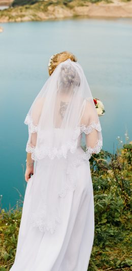 [2436x1125]郊外 婚纱照 新娘 背影 苹果手机美女壁纸图片