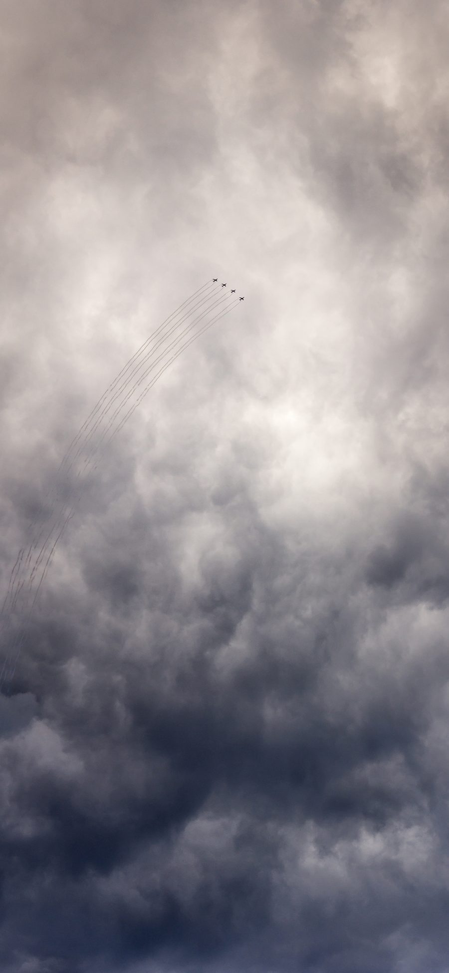[2436×1125]云层 高空 飞机 演习 昏暗 苹果手机壁纸图片