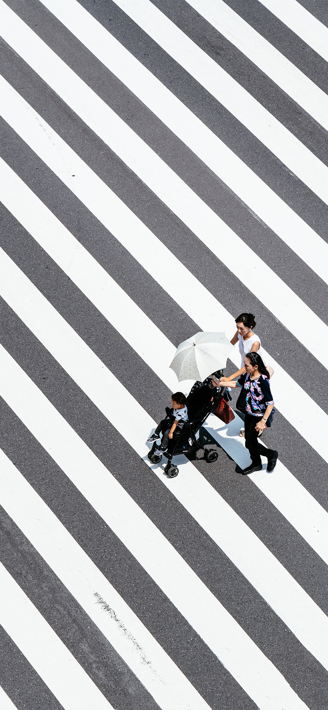 [2436×1125]人行道 路人 新人 街道 苹果手机壁纸图片