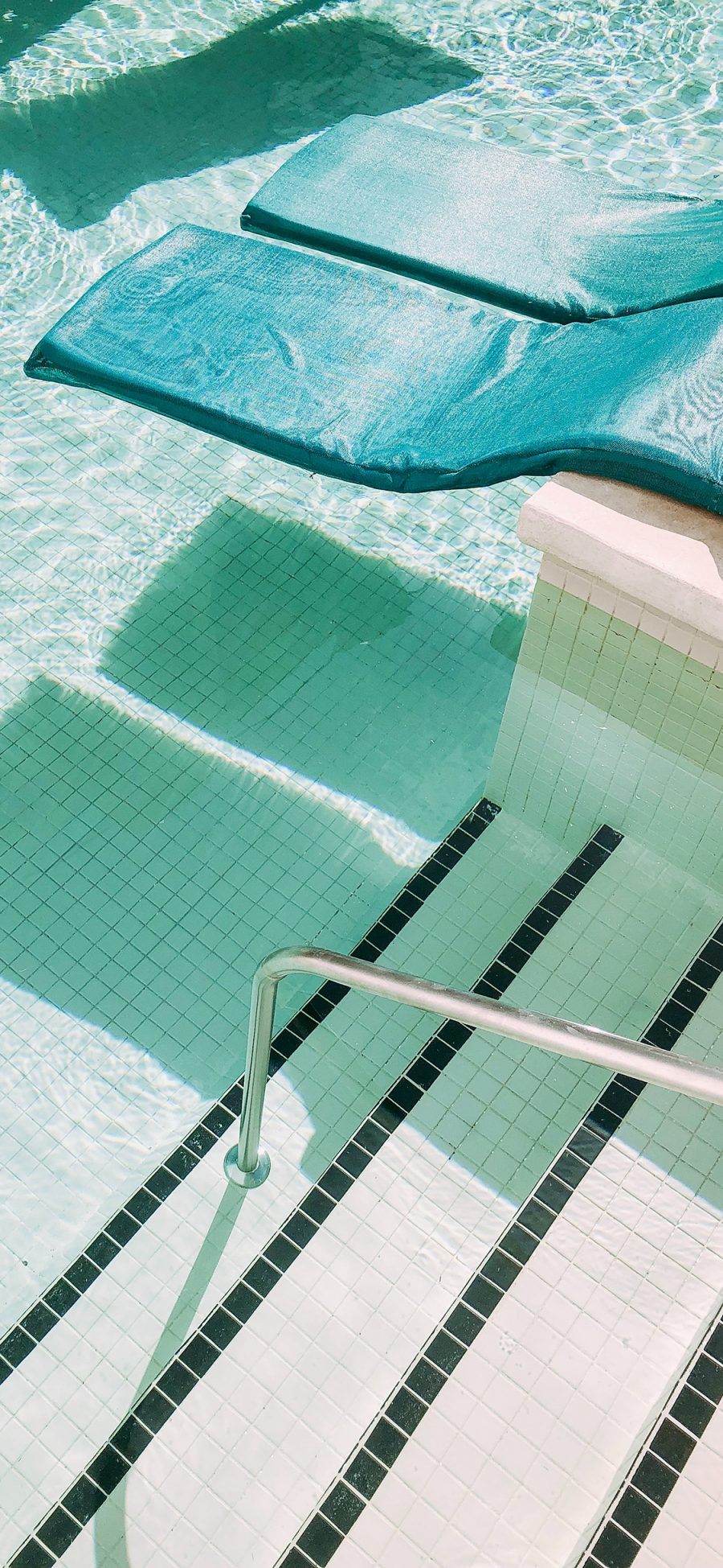 [2436×1125]休闲 度假 泳池 垫子 苹果手机壁纸图片