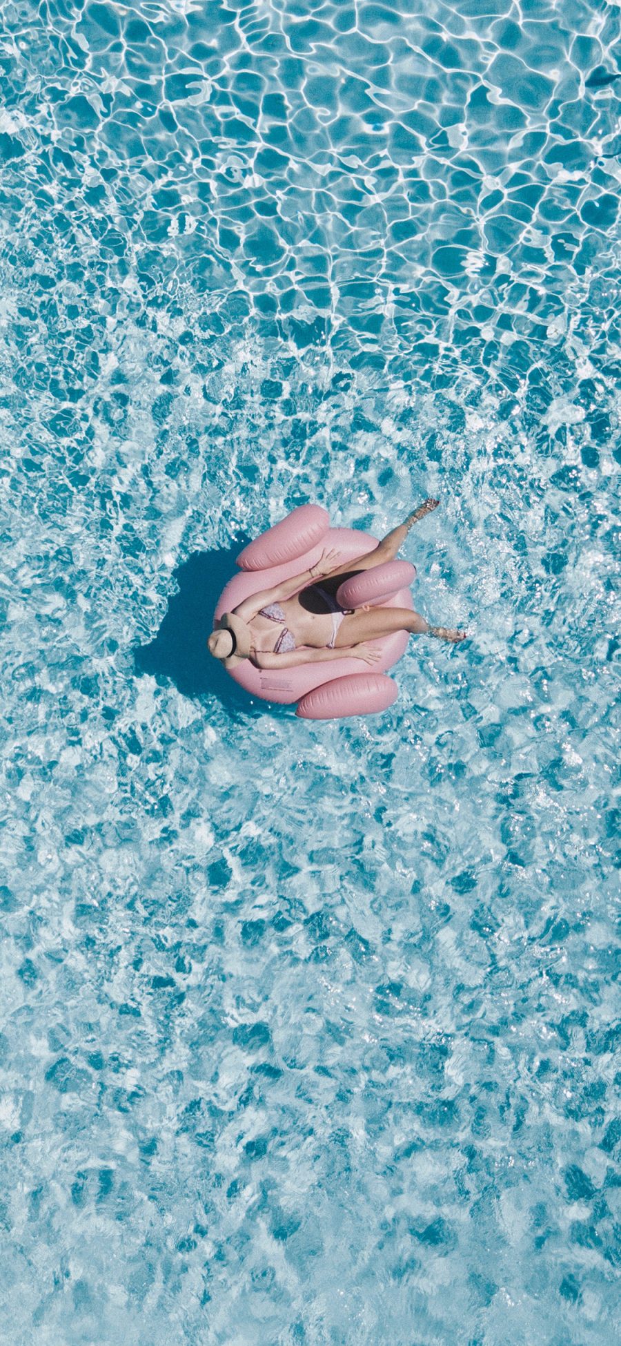 [2436×1125]俯拍 泳池 泳圈 比基尼 女孩 苹果手机壁纸图片