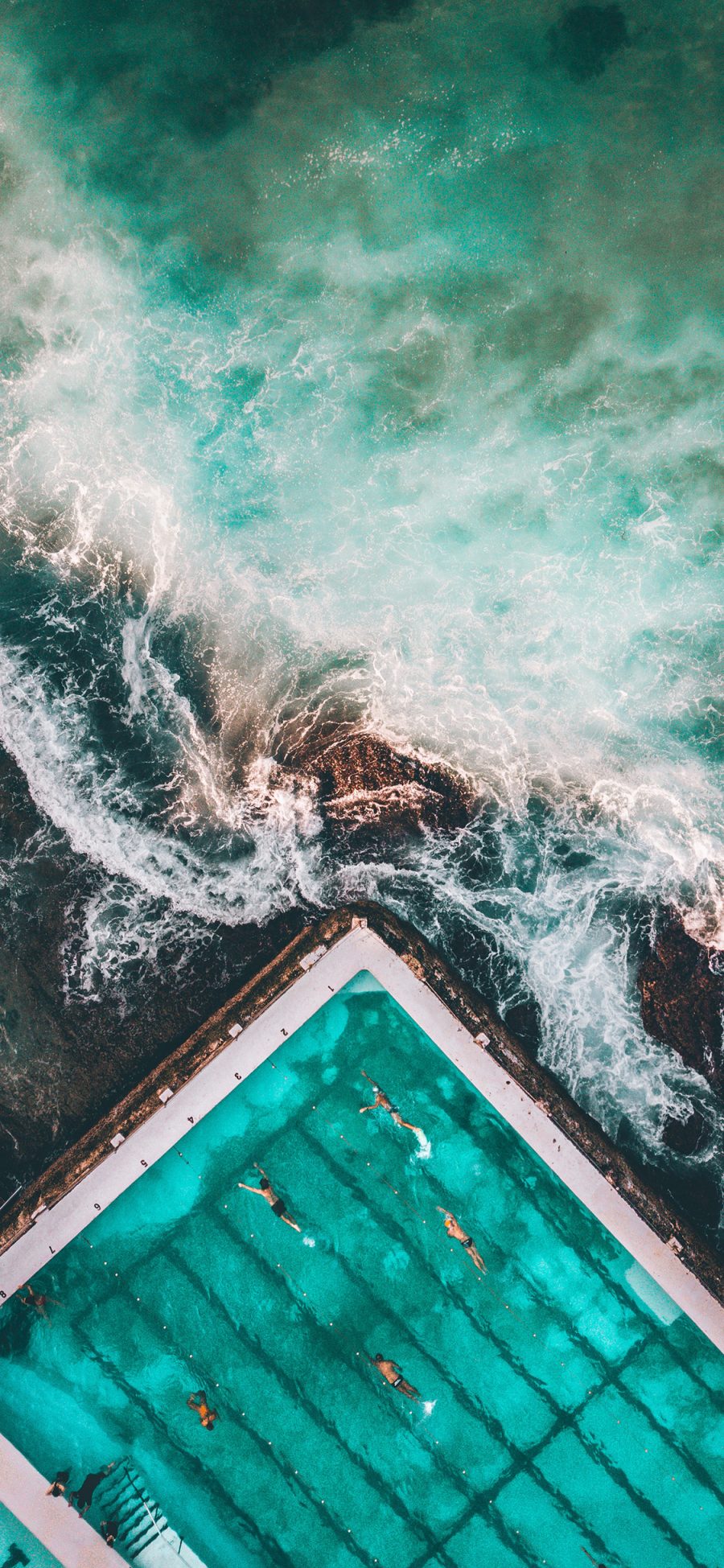 [2436×1125]俯拍 海峡 泳池 浪花 苹果手机壁纸图片