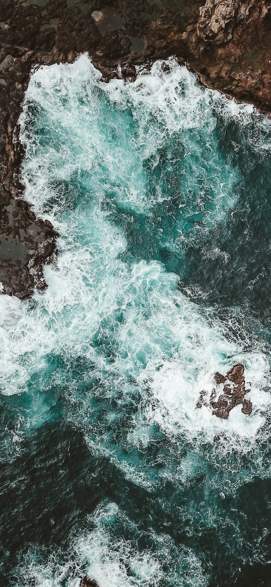 [2436×1125]俯拍 海浪 大海 海湾 礁石 苹果手机壁纸图片