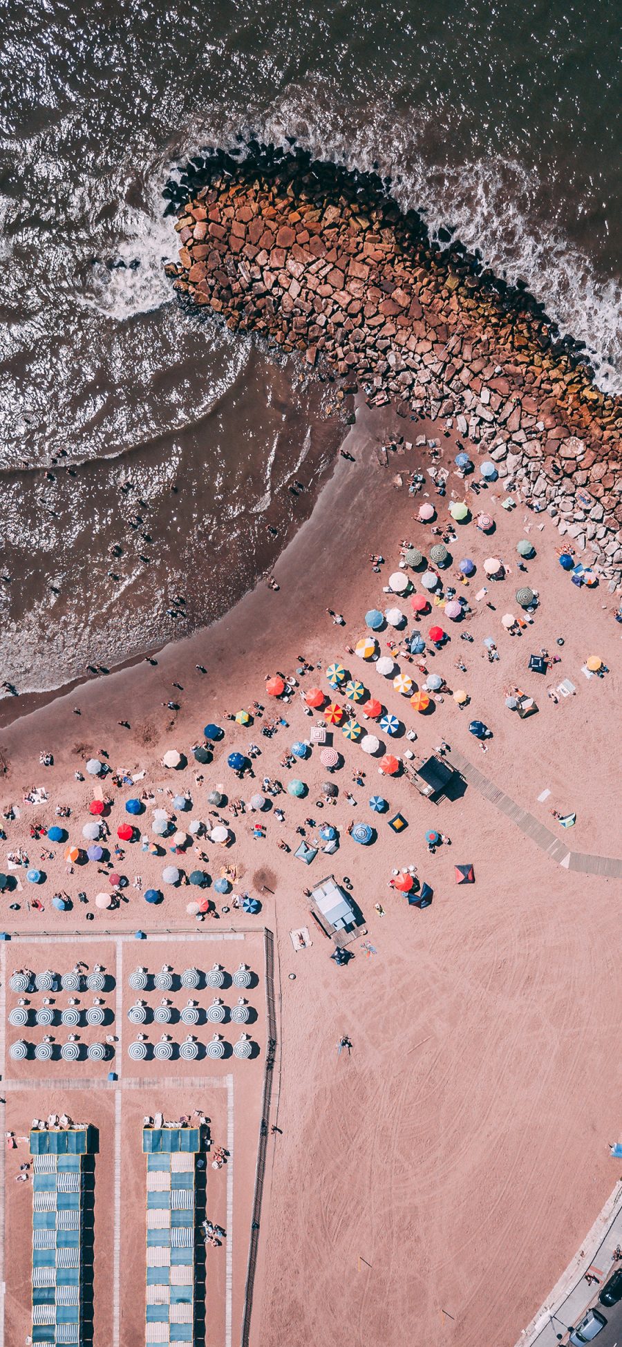[2436×1125]俯拍 海滩 岩石 休闲 苹果手机壁纸图片