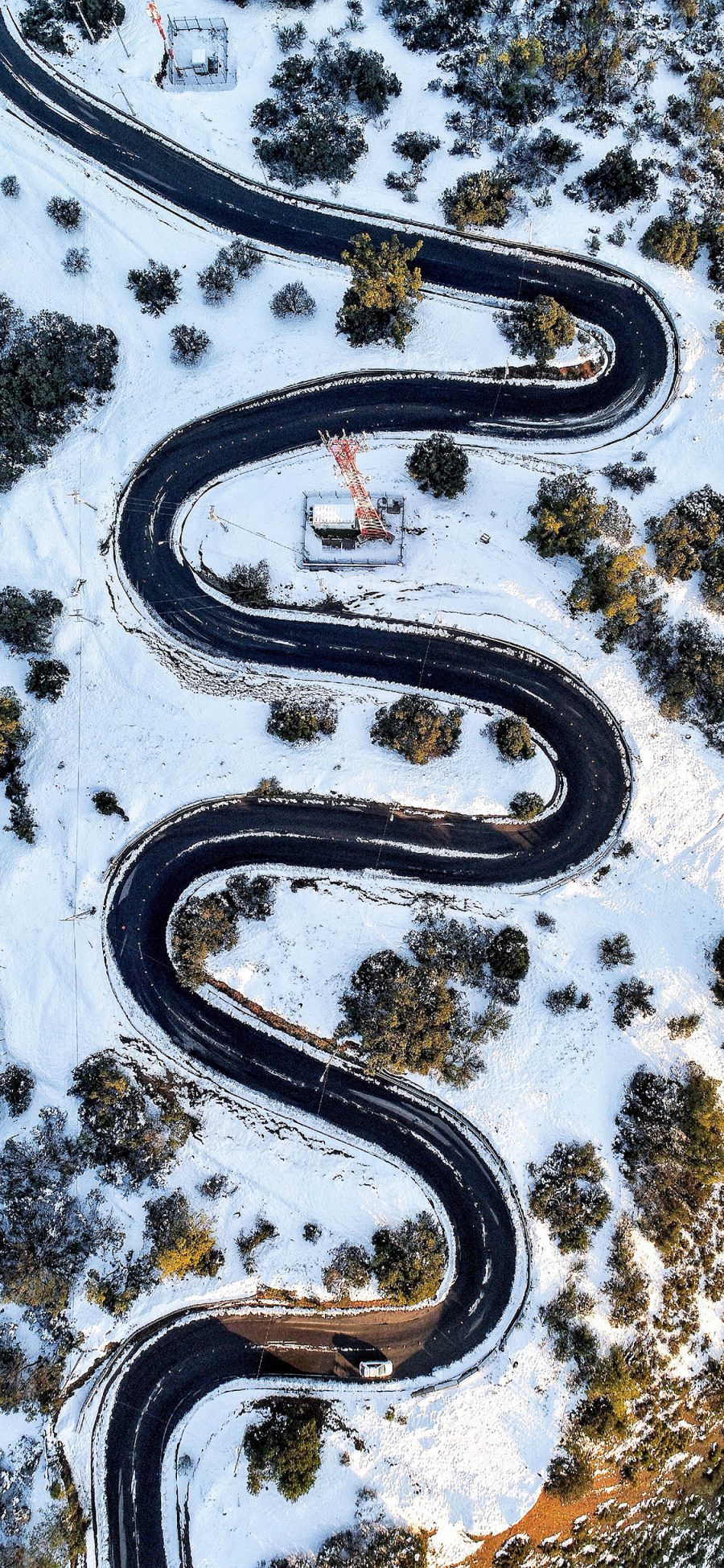 [2436×1125]俯拍 雪地 美景 道路 蜿蜒 苹果手机壁纸图片