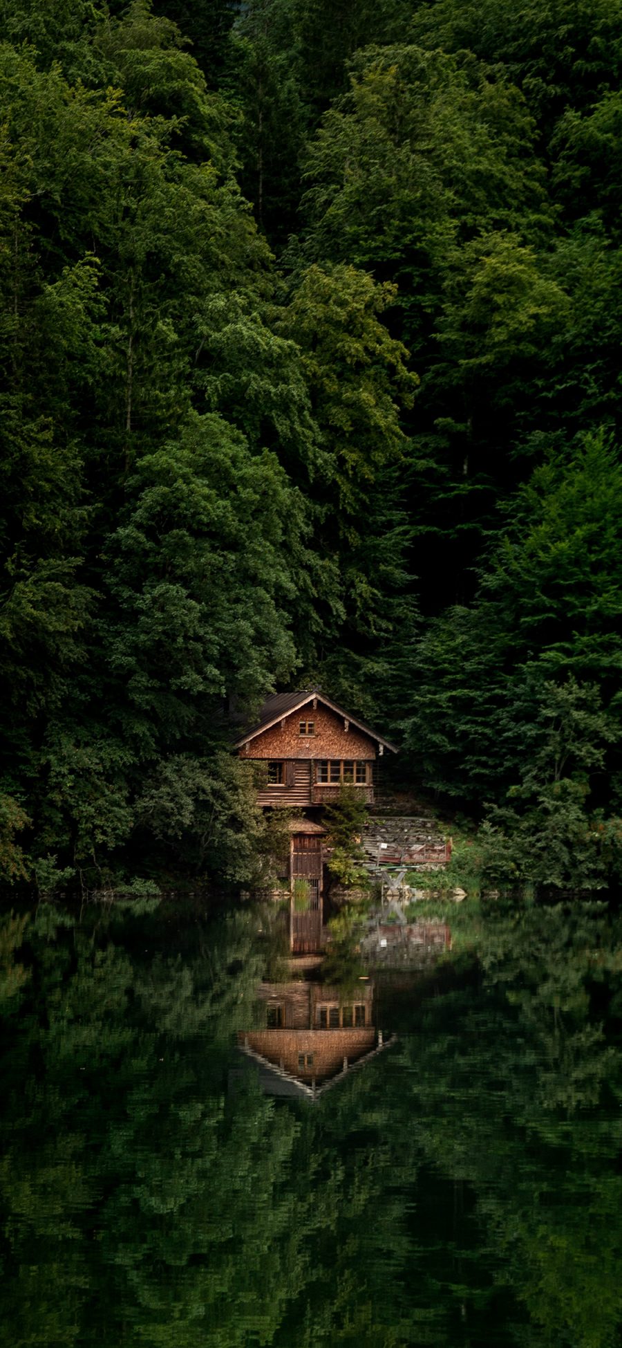 [2436×1125]倒映 树林 木屋 岸边 苹果手机壁纸图片