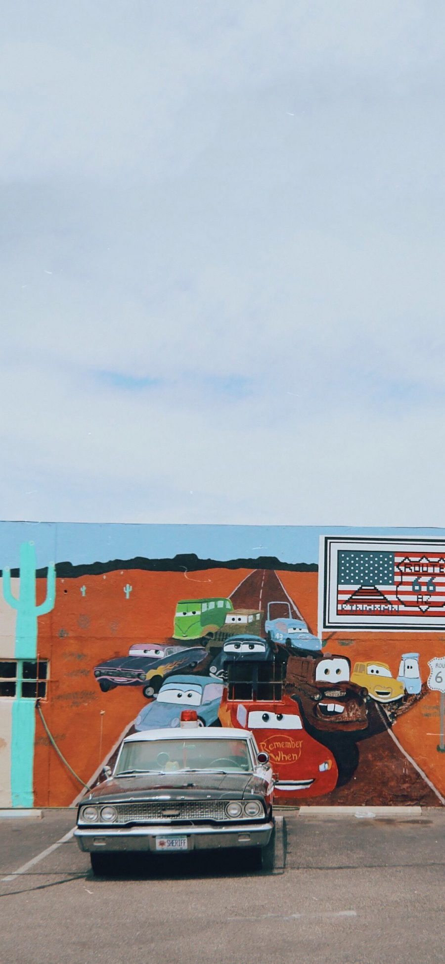 [2436×1125]停车场 美国 涂鸦墙 老爷车 破旧 警车 苹果手机壁纸图片