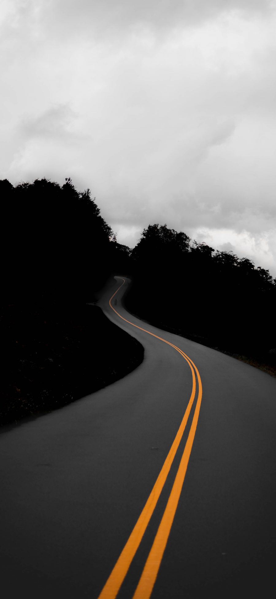 [2436×1125]公路 双黄线 昏暗 道路 苹果手机壁纸图片