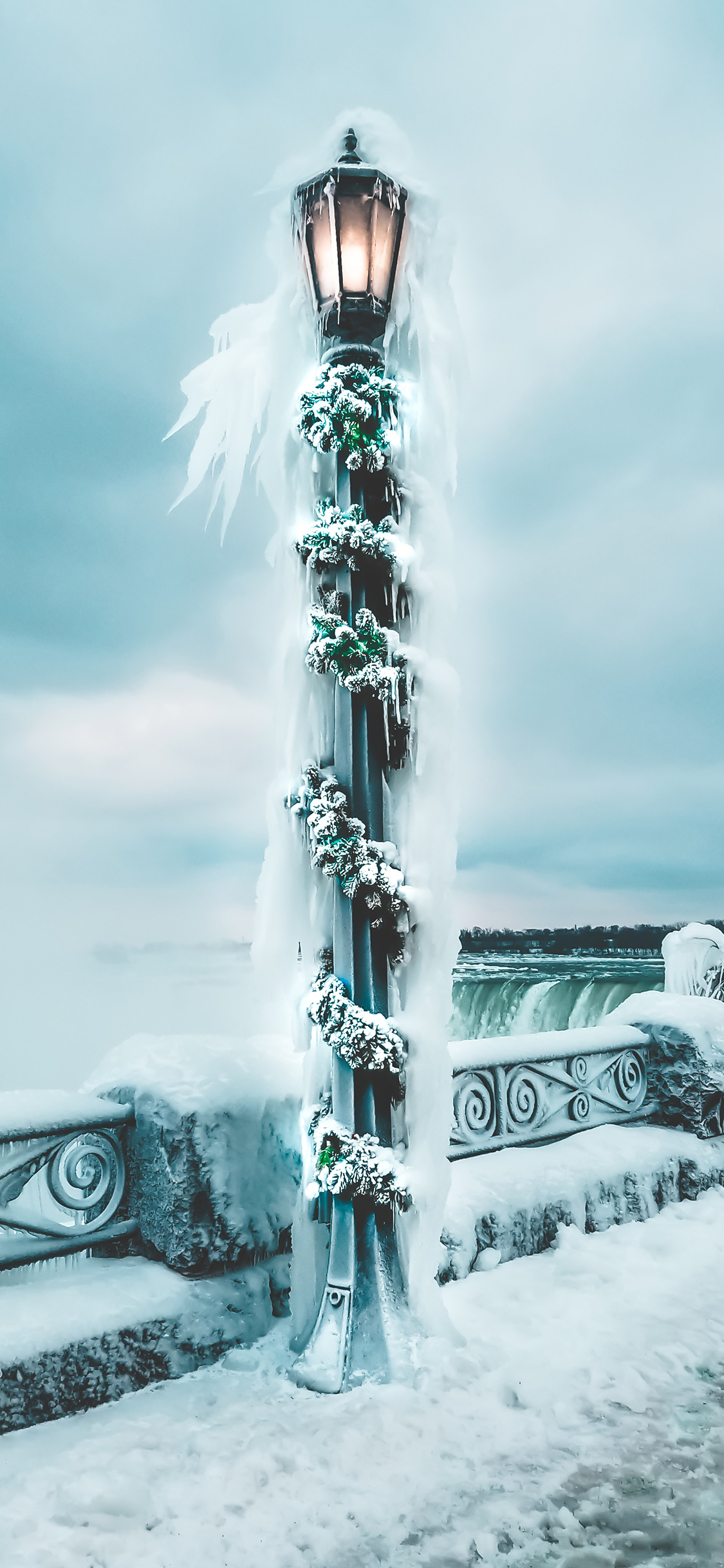 [2436×1125]冬季 街灯 冰雪覆盖 照明 苹果手机壁纸图片