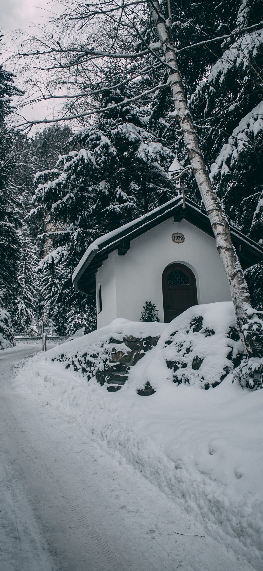 [2436×1125]冬季 雪地 小屋 树木 唯美 苹果手机壁纸图片