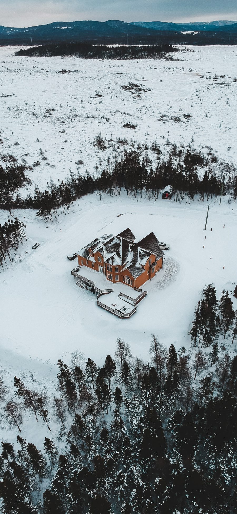 [2436×1125]冬季 雪地 白雪覆盖 小屋 苹果手机壁纸图片