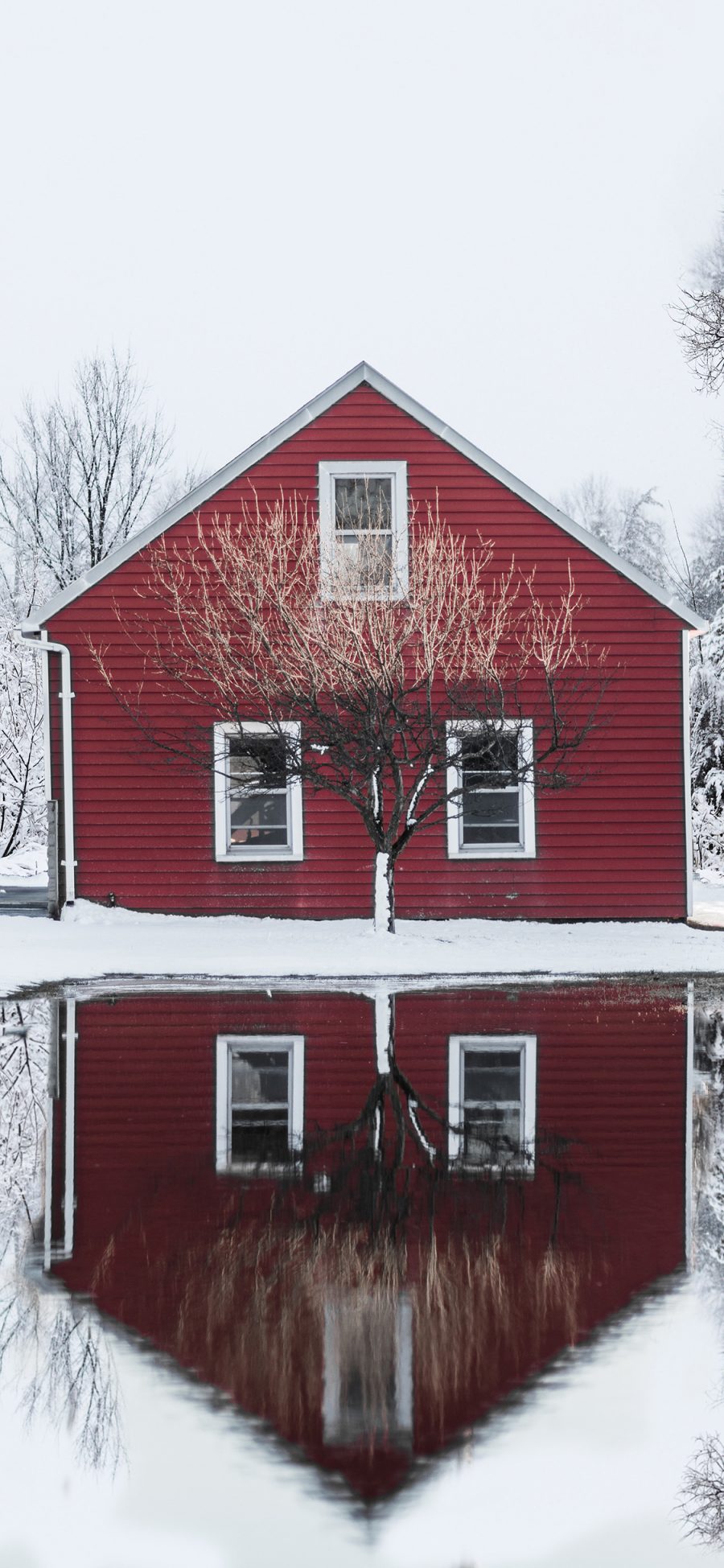 [2436×1125]冬季 雪景 房屋 红色 湖泊 倒映 苹果手机壁纸图片
