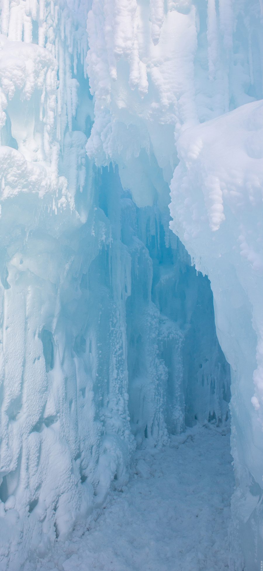 [2436×1125]冰窟 结冰 冬季 寒冷 雪 苹果手机壁纸图片