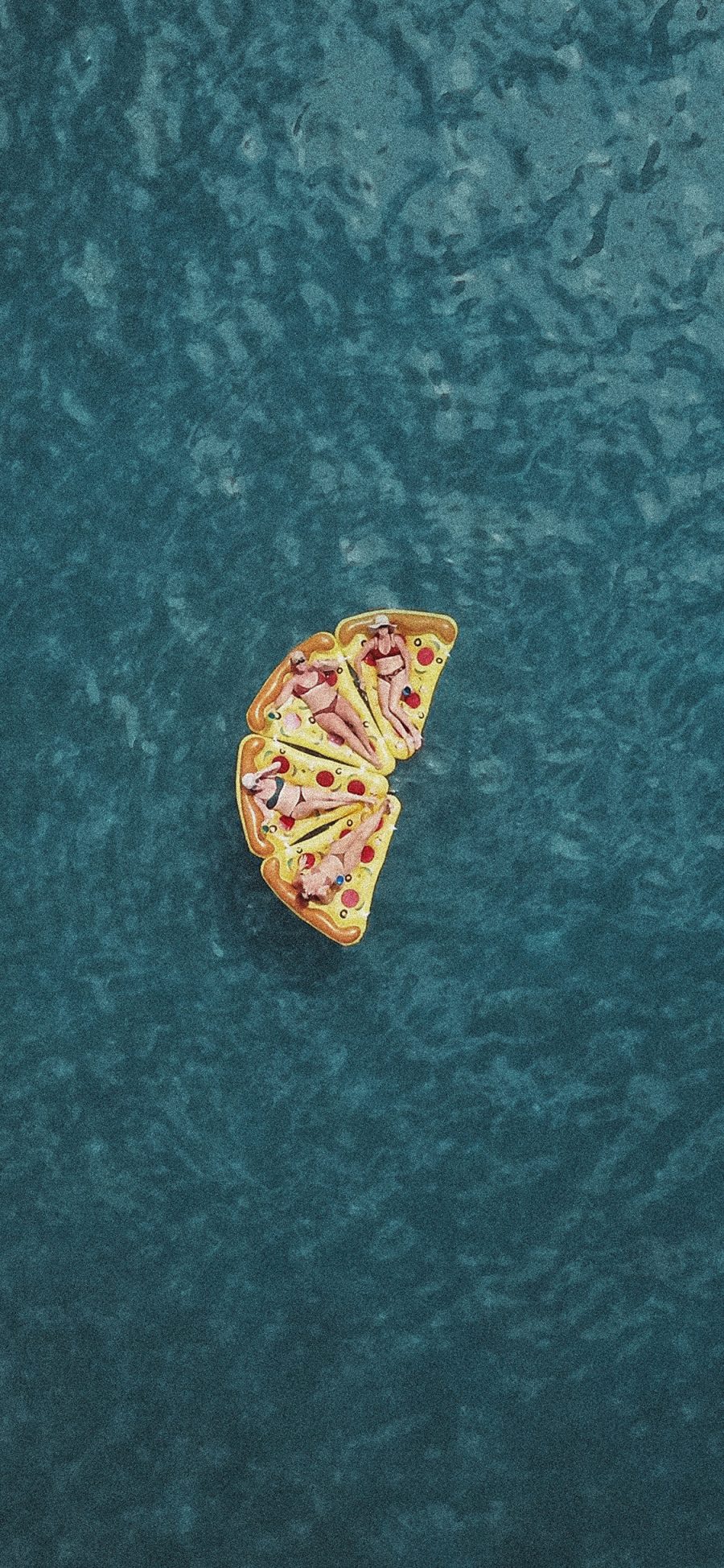 [2436×1125]创意 拍摄 大海 披萨 气垫 苹果手机壁纸图片