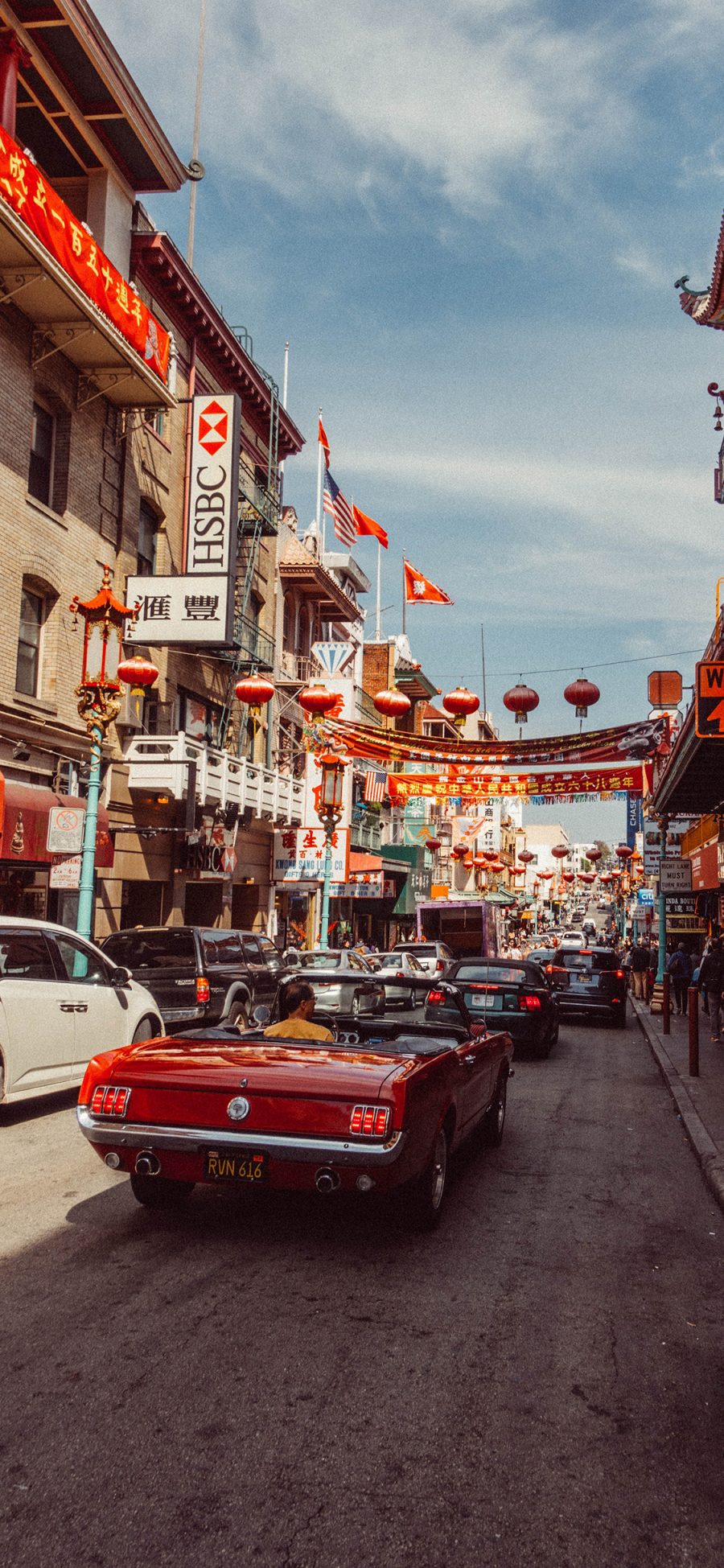 [2436×1125]唐人街 街道 城市 车辆 行人 苹果手机壁纸图片