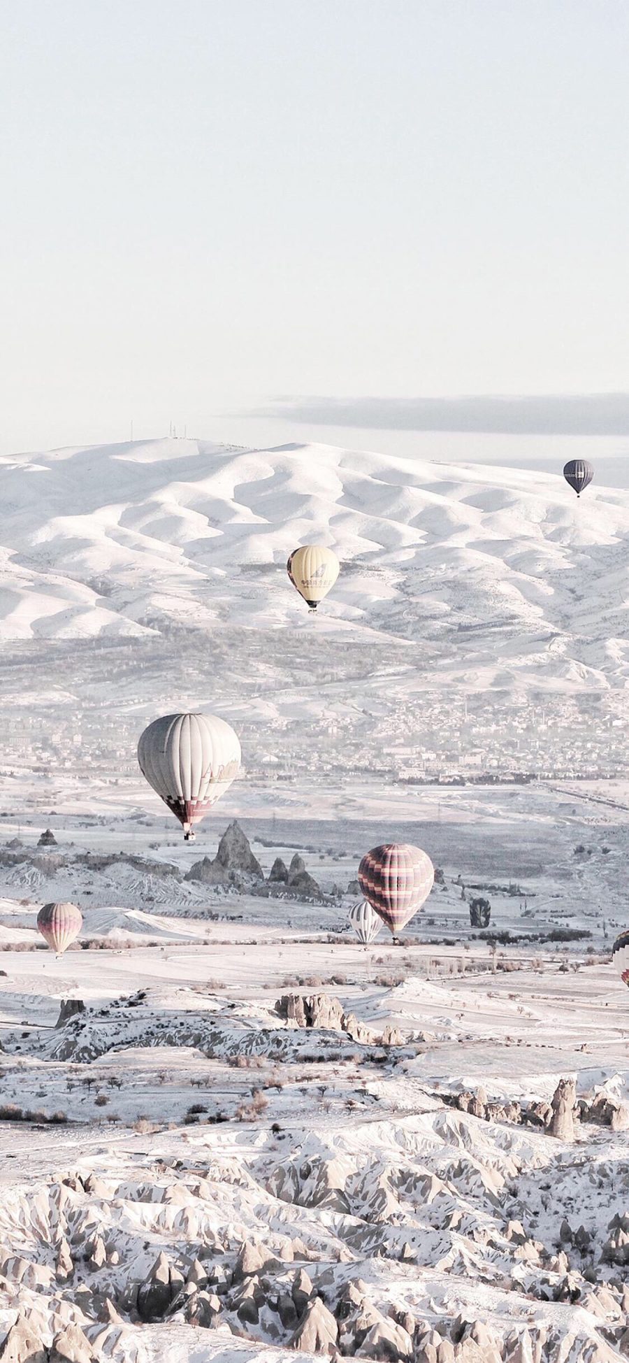 [2436×1125]土耳其 浪漫 雪景 热气球 苹果手机壁纸图片