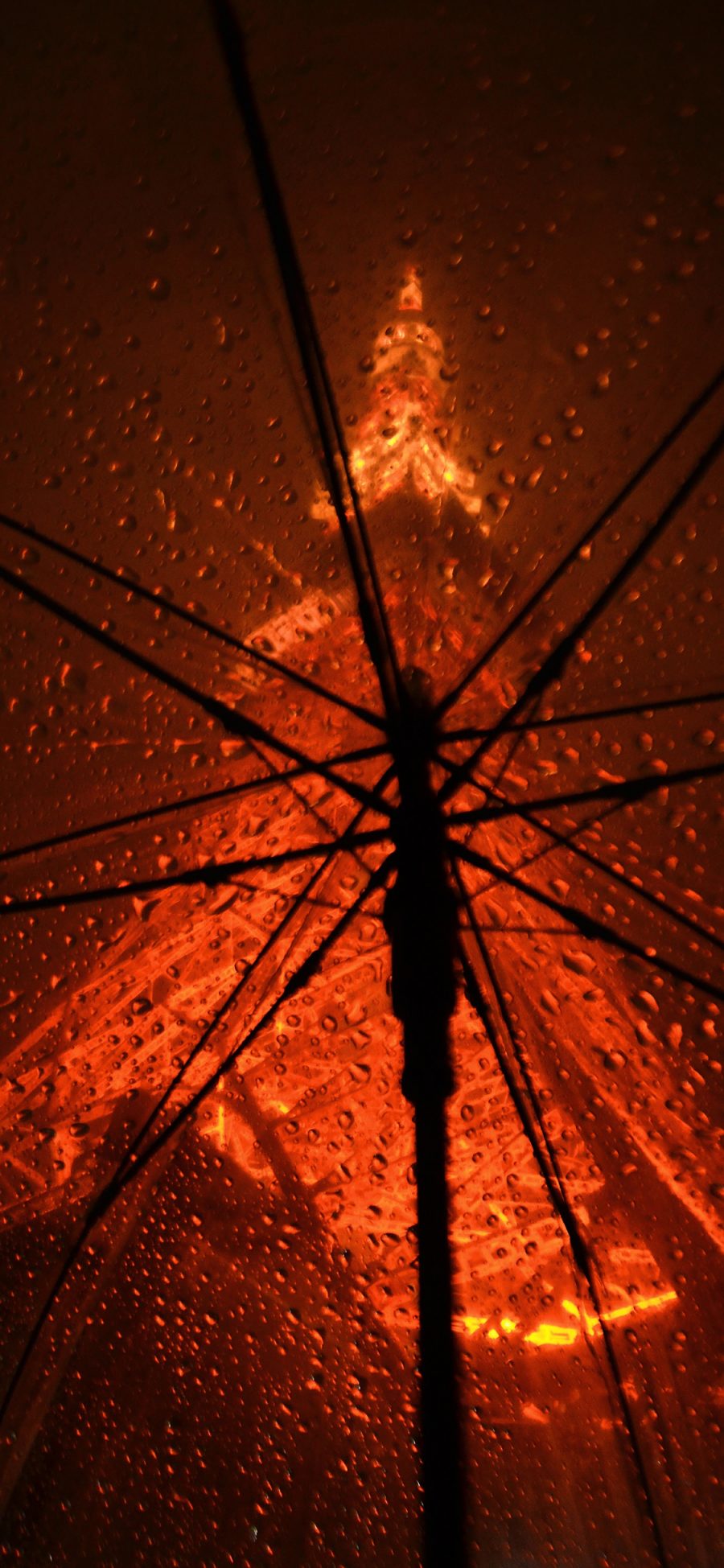 [2436×1125]埃菲尔铁塔 雨伞 夜晚 法国 雨水 浪漫 苹果手机壁纸图片