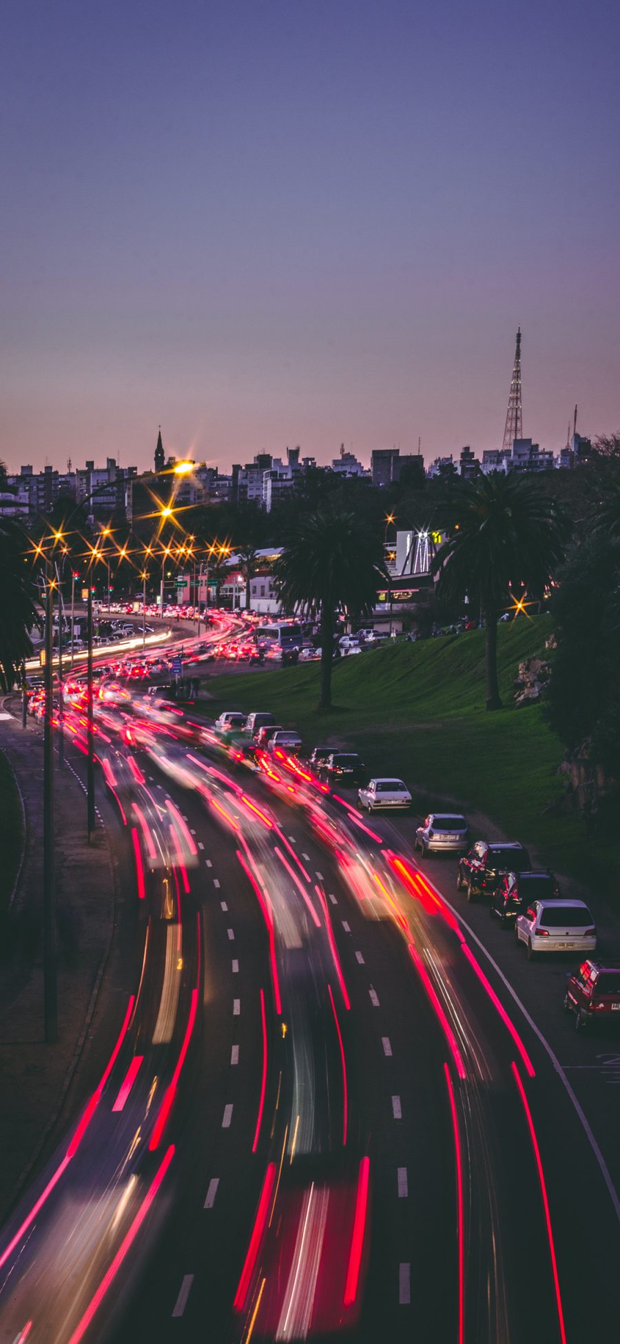 [2436×1125]城市 夜景 街景 车辆 行驶 苹果手机壁纸图片