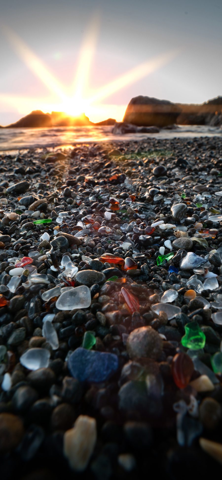 [2436×1125]夕阳 玻璃石 颗粒 海岸 苹果手机壁纸图片