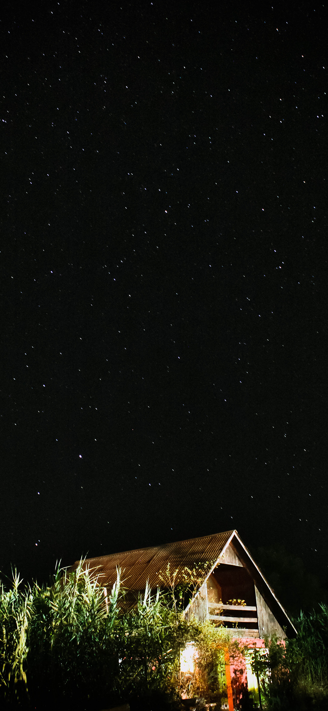 [2436×1125]夜晚 星空 木屋 亮灯 苹果手机壁纸图片