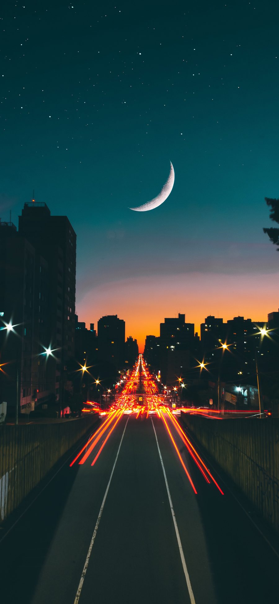 [2436×1125]夜晚 月亮 城市 道路 苹果手机壁纸图片