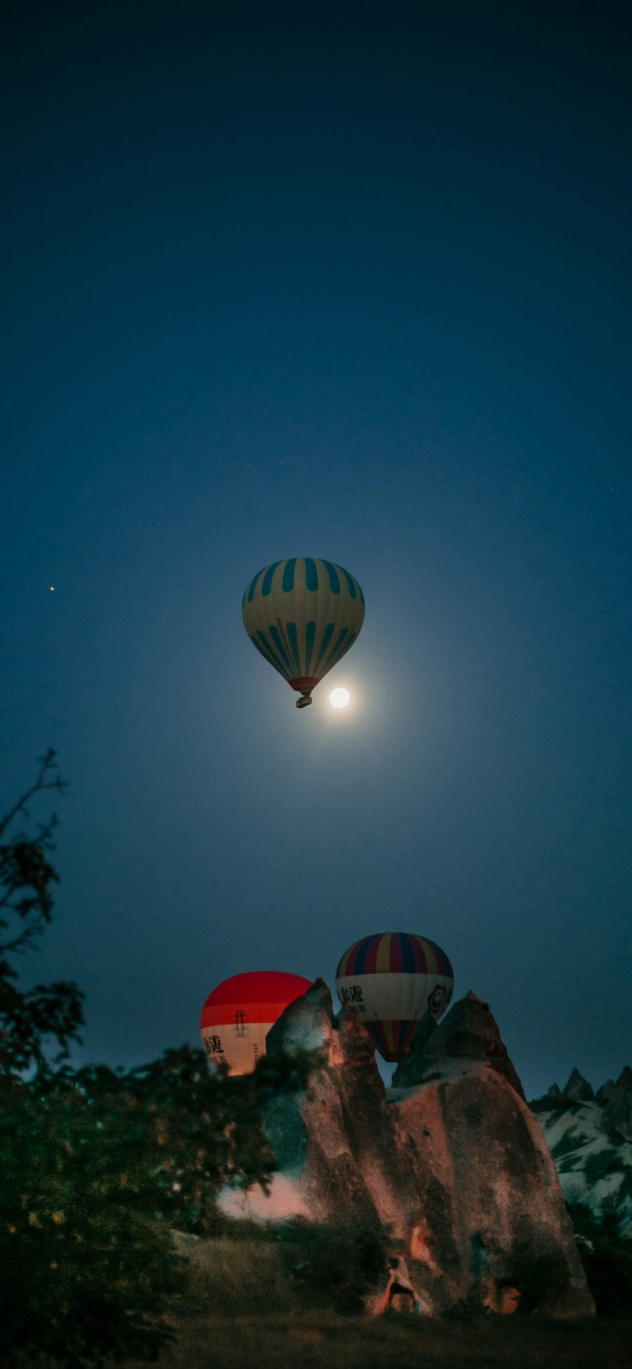 [2436×1125]夜晚 热气球 月亮 唯美 苹果手机壁纸图片