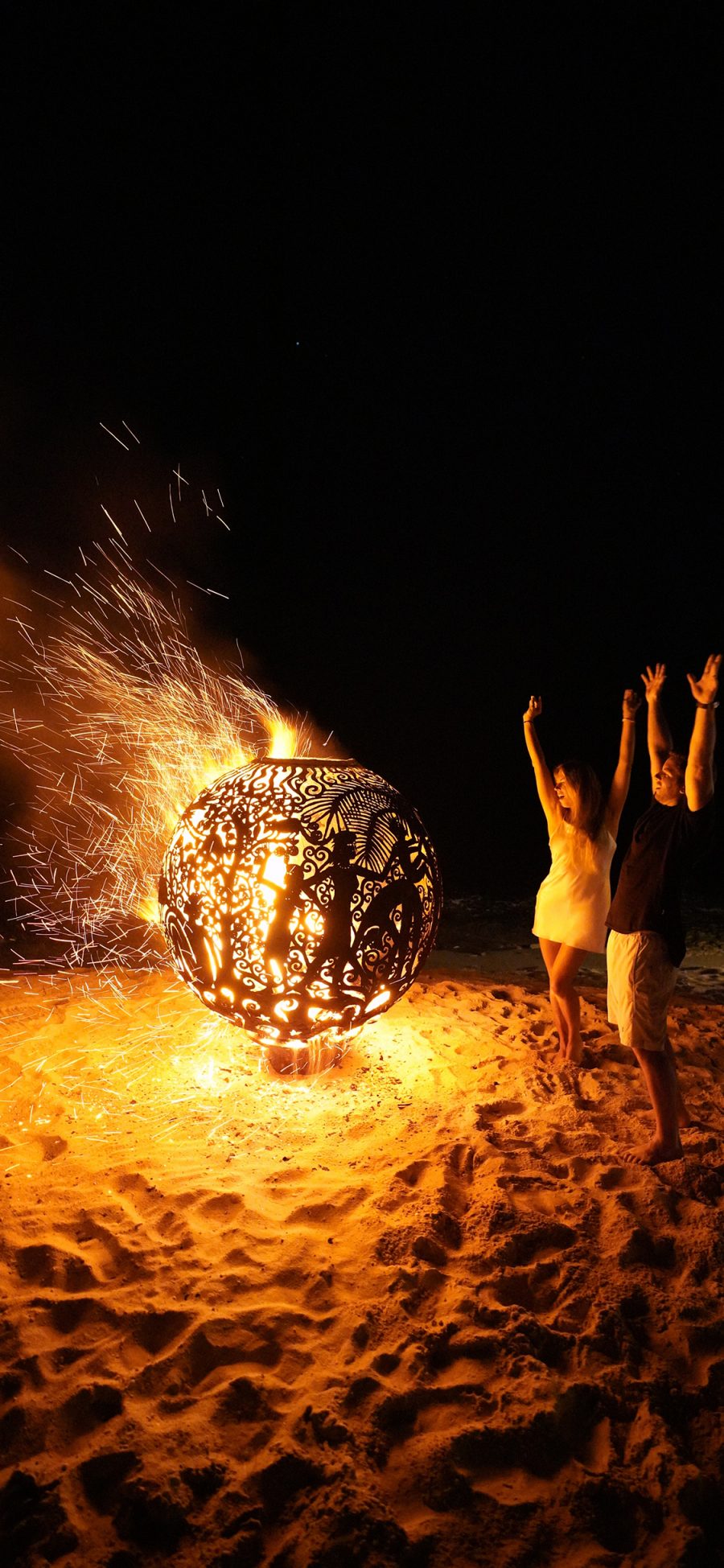 [2436×1125]夜晚 篝火 沙滩 火焰 苹果手机壁纸图片