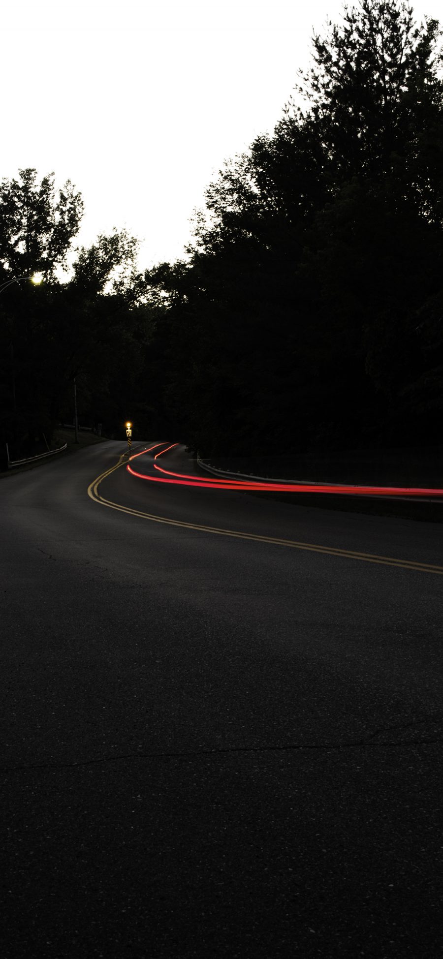 [2436×1125]夜晚 道路 车道 路灯 苹果手机壁纸图片